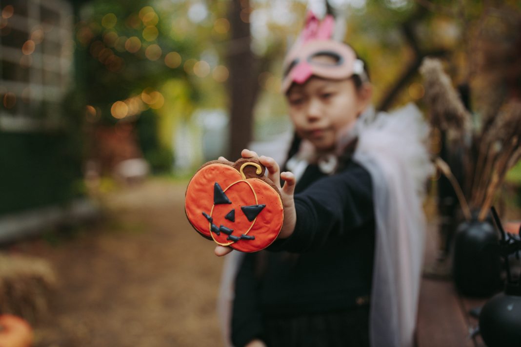 What are 15 Halloween safety tips for kids?