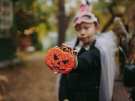What are 15 Halloween safety tips for kids?